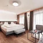 Urbanhof Отель Зёльден
